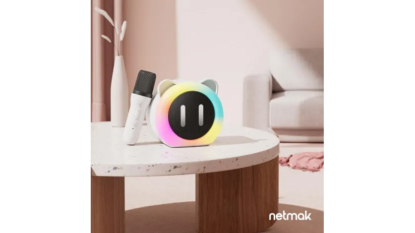 Parlante portable mini karaoke diseño gatito con 2 micrófonos efectos de voz iluminacion led RGB color blanco -Netmak Mini karaoke NM-HOLY